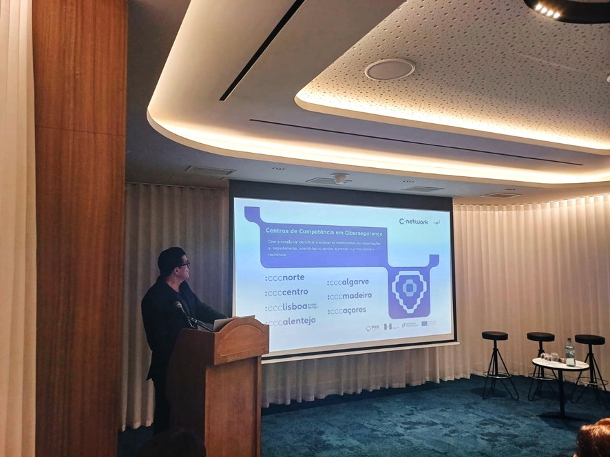 A sessão de abertura ficou a cargo do Diretor do Gabinete Regional para a Conformidade Digital, Proteção de Dados e Cibersegurança